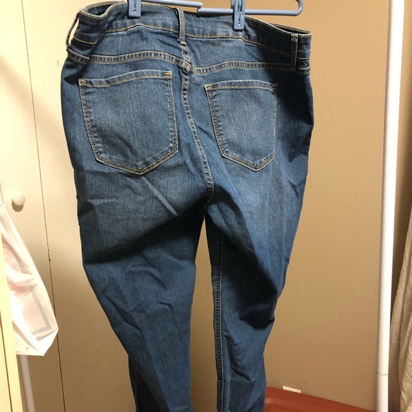 Women’s Oldnavy Jeans - Picture 2 of 4